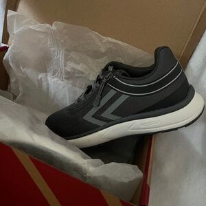 Boys Billy Sneakers Size 5 Never Worn